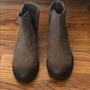 BRAND NEW STEVE MADDEN BOOTIES